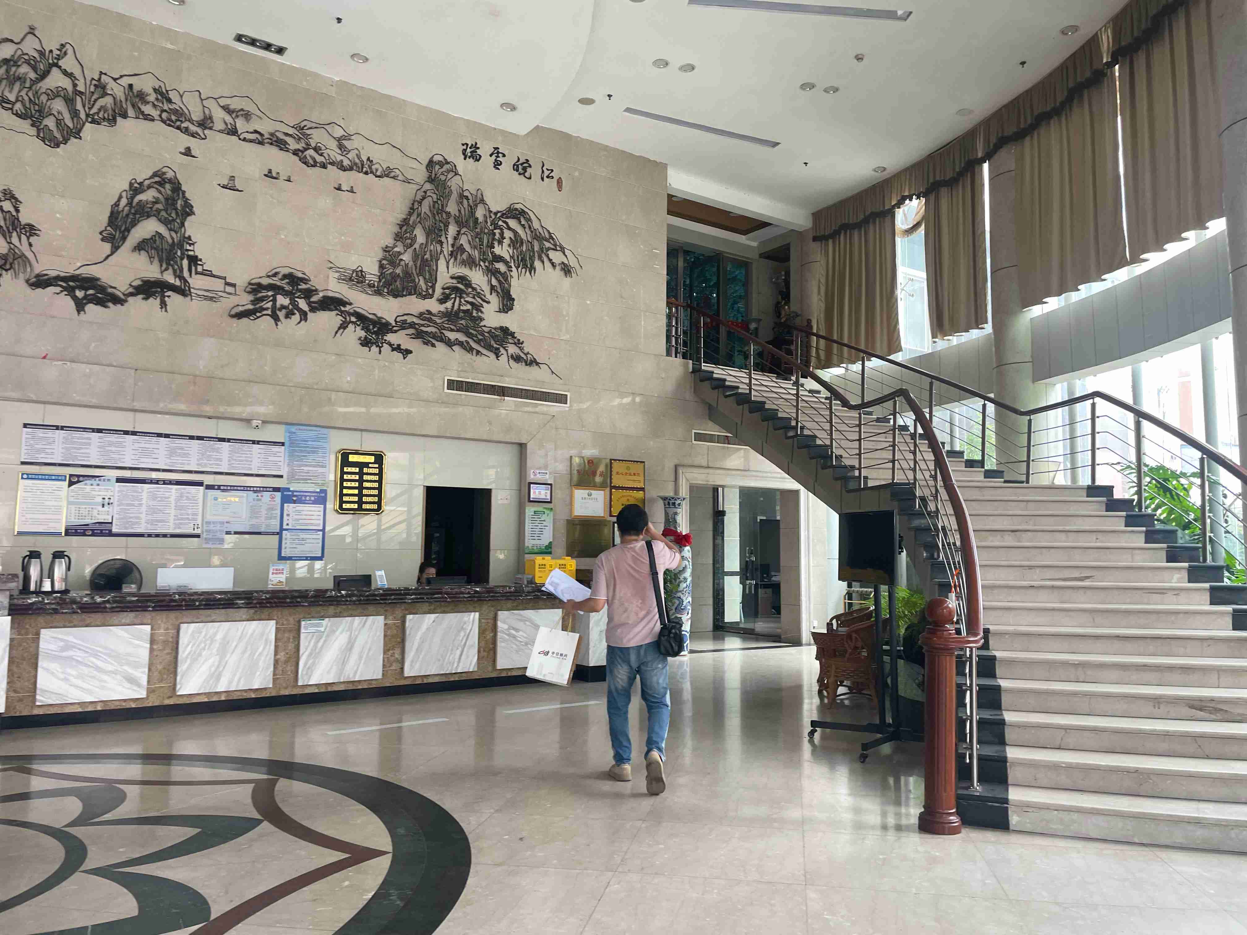 ���ɰ����Ƶ����޹�˾���е�λ�����ɿh�����������·6̖�̘I�÷��M���Ј��rֵ�u��